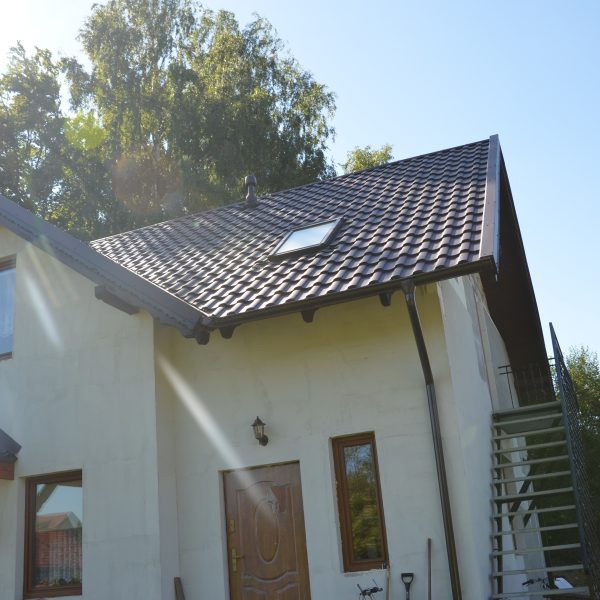 Realizacja z pokryciem dachowym Ruukki Adamante burgund, nadającym budynkowi prestiżowy charakter.